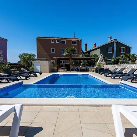 Family Friendly Apartments With A Swimming Pool Valbandon, Fazana - 2201 *