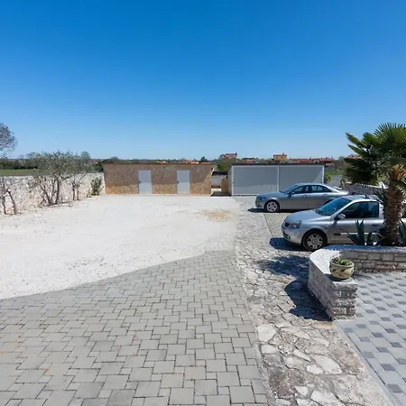 Family-Friendly Apartments With Swimming Pool Valbandon, Fazana - 2201