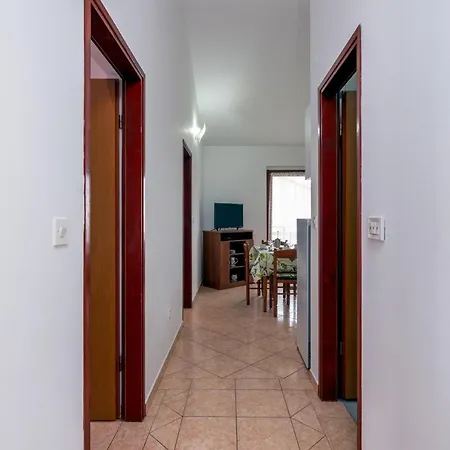 Family Friendly Apartments With A Swimming Pool Valbandon, Fazana - 2201 Stinjan
