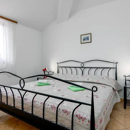 Apartment Family Friendly Apartments With A Swimming Pool Valbandon, Fazana - 2201 Stinjan