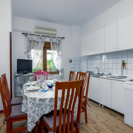 Family Friendly Apartments With A Swimming Pool Valbandon, Fazana - 2201