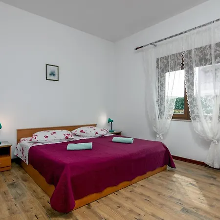 Family-Friendly Apartments With Swimming Pool Valbandon, Fazana - 2201