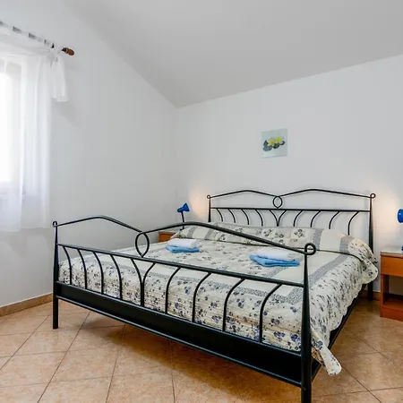 Apartman Family-Friendly Apartments With Swimming Pool Valbandon, Fazana - 2201