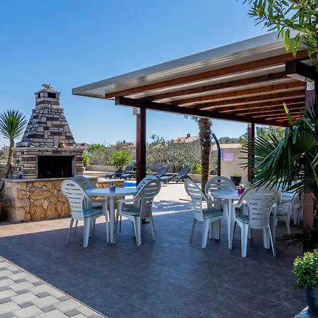 Family-Friendly Apartments With Swimming Pool Valbandon, Fazana - 2201 *